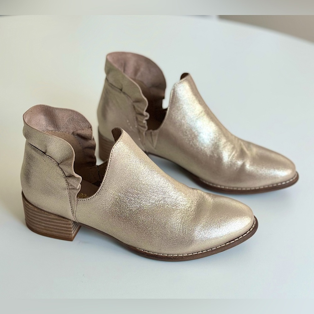 Seychelles - Ruffled Ankle Booties - Metallic Platinum - Leather - size 7